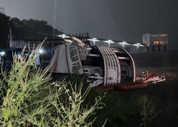 VÍDEO: Temporal vira barco na Beira Rio, em frente a Compensa