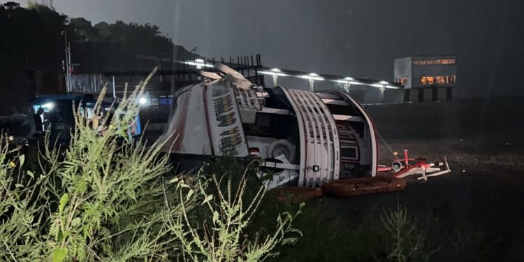 VÍDEO: Temporal vira barco na Beira Rio, em frente a Compensa