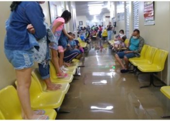 Vídeo: chuva derruba sete casas, alaga ruas e apavora pacientes em UBS de Manaus