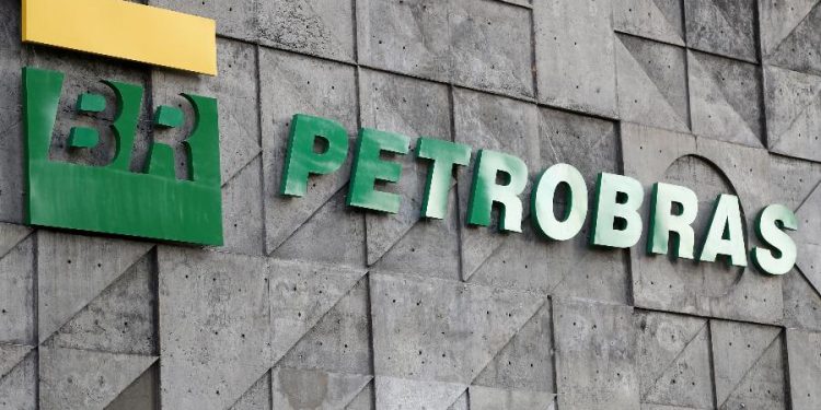 Concurso da Petrobras abre vagas com salários de mais de R$ 5 mil