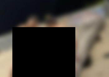 Trisal é preso afogando o ‘ganso’ no meio de praça famosa com turistas passando; vídeo