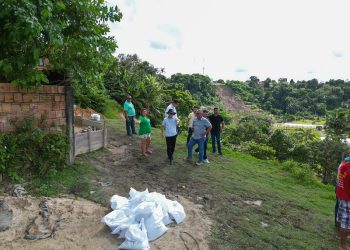 Prefeito David Almeida vistoria obras de contenção em grandes erosões