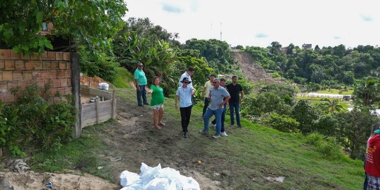 Prefeito David Almeida vistoria obras de contenção em grandes erosões