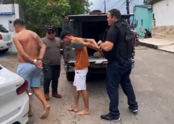 Bando especializada em roubar casas e que fez família refém é preso em Manaus