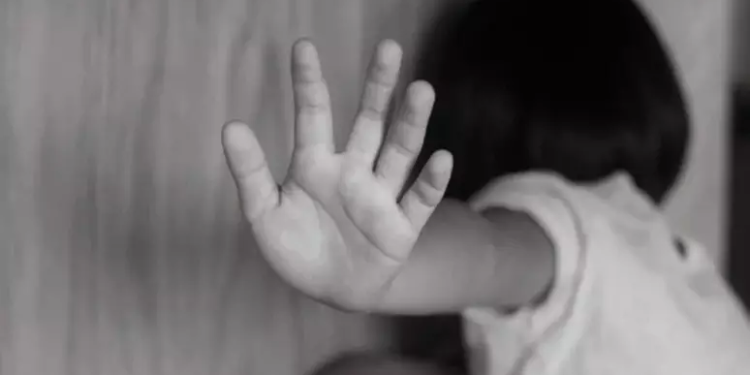 Denunciado por agressão contra a mãe é surpreendido pela PM abusando sexualmente da filha de 3 anos