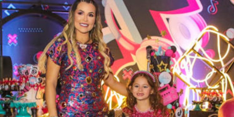 Filha de Deolane passa por primeiro procedimento estético aos 6 anos