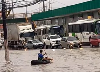 De canoa, homem tenta atravessar Torquato durante temporal