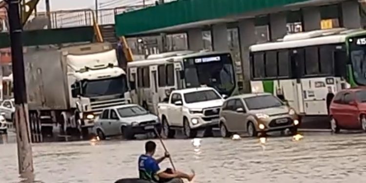 De canoa, homem tenta atravessar Torquato durante temporal