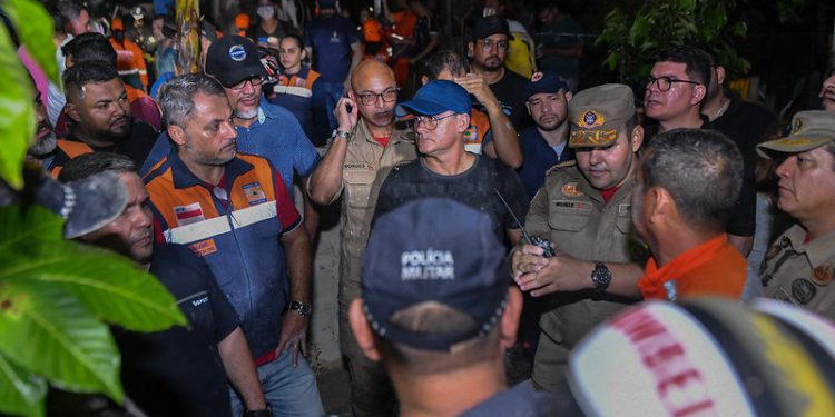 Prefeito David Almeida ativa Comitê de Gestão de Crise e vai pedir ajuda a Lula para conter áreas de risco