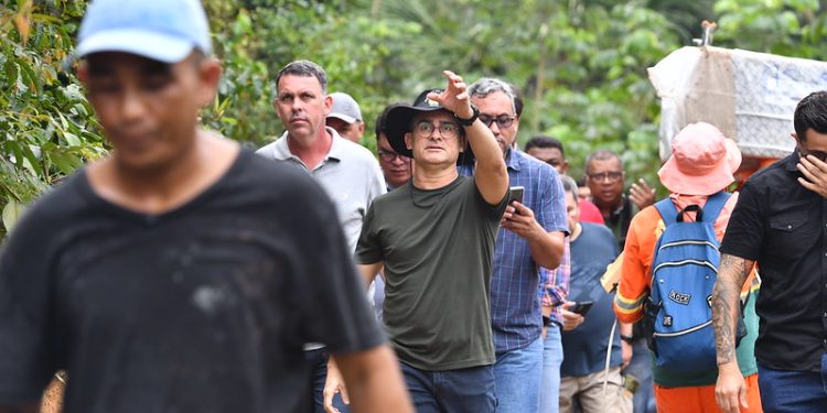 Prefeito de Manaus, governador do AM e Ministro da Integração visitam bairros afetados por chuvas