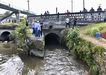 Prefeito vistoria obras de contenção de erosão na avenida Torquato Tapajós e reforça a conscientização ambiental