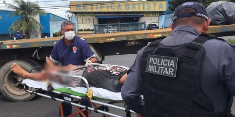 Bandidos anunciam assalto a ônibus em Manaus e levam tiro de passageiro