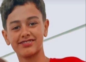 Homem persegue e espanca criança após ela mexer com cachorro