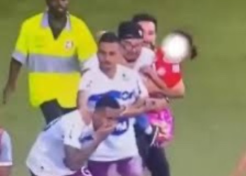 Com filha no colo, torcedor invade gramado e agride jogador