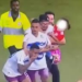 Com filha no colo, torcedor invade gramado e agride jogador