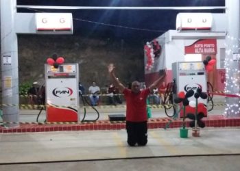 Homem persegue e espanca criança após ela mexer com cachorro