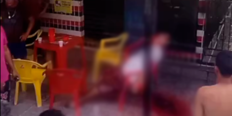 Assistindo partida do time, torcedor é baleado e agoniza no Petrópolis; imagens sensíveis