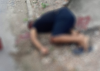 Imagens fortes: Dupla executa homem com 9 tiros no Mutirão