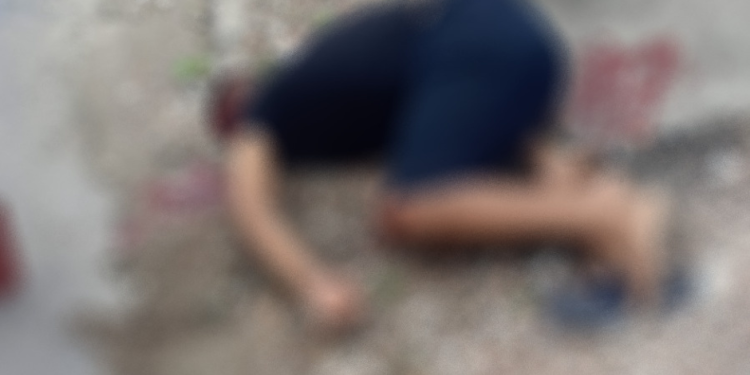 Imagens fortes: Dupla executa homem com 9 tiros no Mutirão