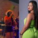 Iris solta a voz e canta músicas de amante com Daniel Trindade