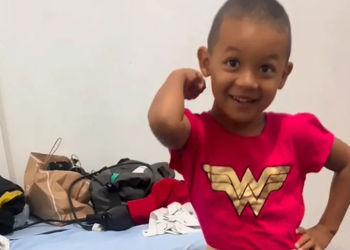 Milagre: motociclista escorrega por baixo de caçamba e escapa de ser esmagado