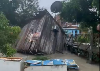 Vídeo mostra casa sendo arrastada por correnteza na Manaus 2000