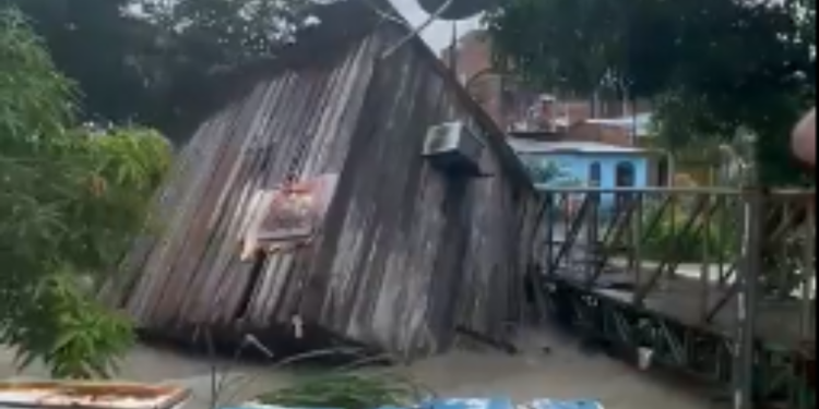 Vídeo mostra casa sendo arrastada por correnteza na Manaus 2000