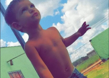 Garoto de 4 anos foi morta a facadas pela madrasta de 14 por bagunçar a casa