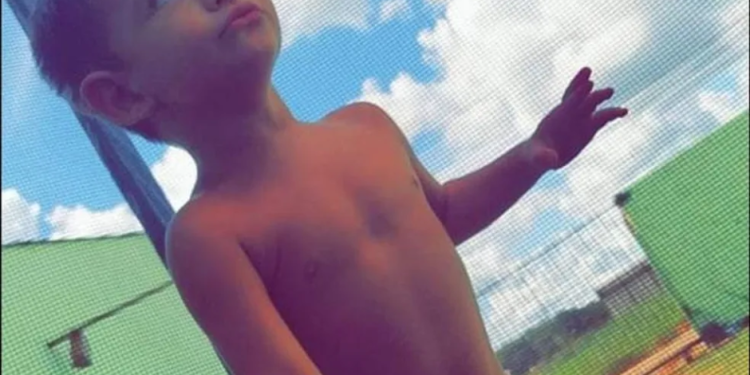 Garoto de 4 anos foi morta a facadas pela madrasta de 14 por bagunçar a casa