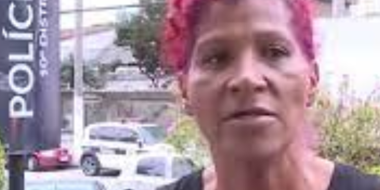 Mãe de aluno ameaça diretora com faca após perder Bolsa Família
