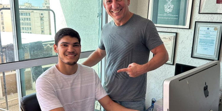 Com apenas 20 anos, lutador manauara Henrique Canela assina contrato com o UFC