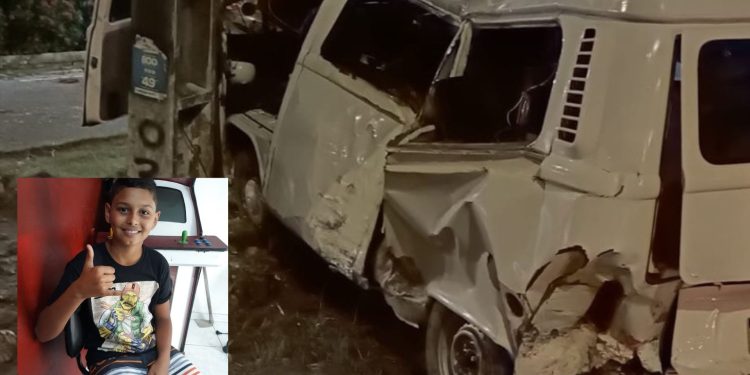 Motorista em alta velocidade atinge Kombi com família e crianças ficam feridas