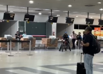 Vídeo: Drogado, homem invade aeroporto Eduardo Gomes em moto roubada