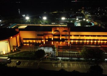 Caio André inaugura iluminação temática da CMM, em alusão à campanha ‘Março Laranja’