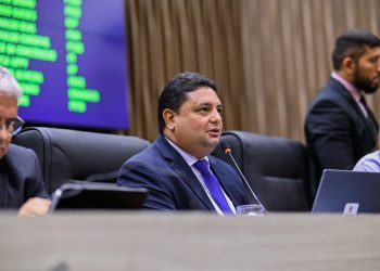 Projeto de Caio André, que proíbe instalação de medidores aéreos, recebe parecer favorável da Comissão de Constituição e Justiça da CMM