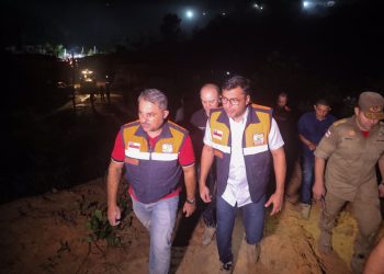 Governador Wilson Lima acompanha trabalho de resgate após deslizamento no Jorge Teixeira