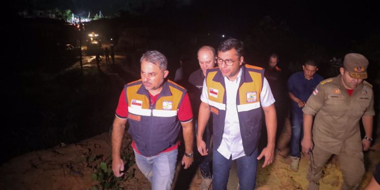 Governador Wilson Lima acompanha trabalho de resgate após deslizamento no Jorge Teixeira