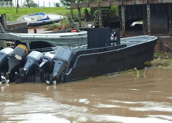 Policiais apreendem embarcação avaliada em R$ 2 milhões usada por narcotraficantes em Tabatinga