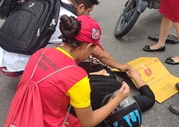 Bombeira Mirim de 13 anos presta socorro à vítima de acidente de trânsito em Manaus