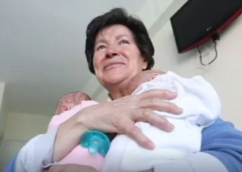 Mãe que deu à luz aos 64 anos é impedida pela Justiça de criar os próprios filhos