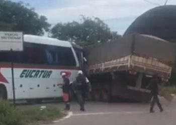 Acidente entre ônibus da Eucatur e caminhão deixa motorista preso nas ferragens na barreira em Manaus