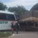 Acidente entre ônibus da Eucatur e caminhão deixa motorista preso nas ferragens na barreira em Manaus