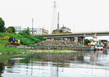 Homem bate a cabeça em barco e morre na orla da Panair em Manaus