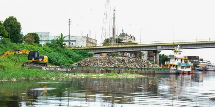 Homem bate a cabeça em barco e morre na orla da Panair em Manaus