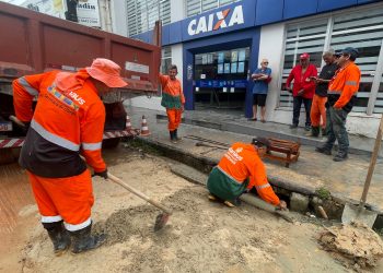 Tradicional rua do Comércio no bairro Parque 10 de Novembro passa por obra preventiva em rede de drenagem