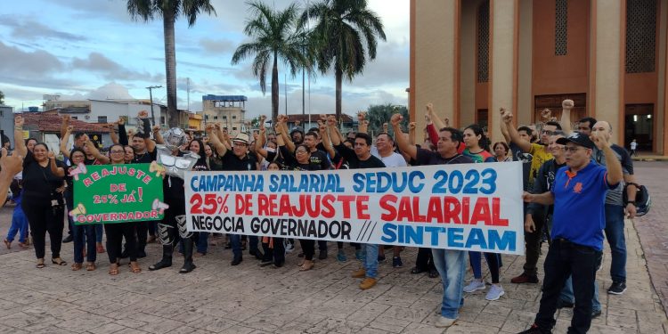 Professores fazem campanha por reajuste de salários no Amazonas e em todo o Brasil