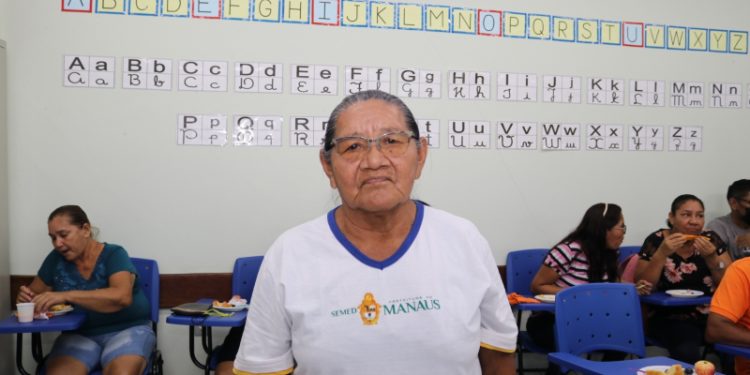 Idosos são alfabetizados por meio da FUnATI em Manaus: ‘ aos 70 anos peguei um lápis para escrever’