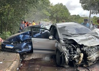 Caminhoneiro não consegue frear durante acidente e engaveta 4 carros no Turismo