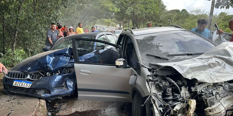 Caminhoneiro não consegue frear durante acidente e engaveta 4 carros no Turismo