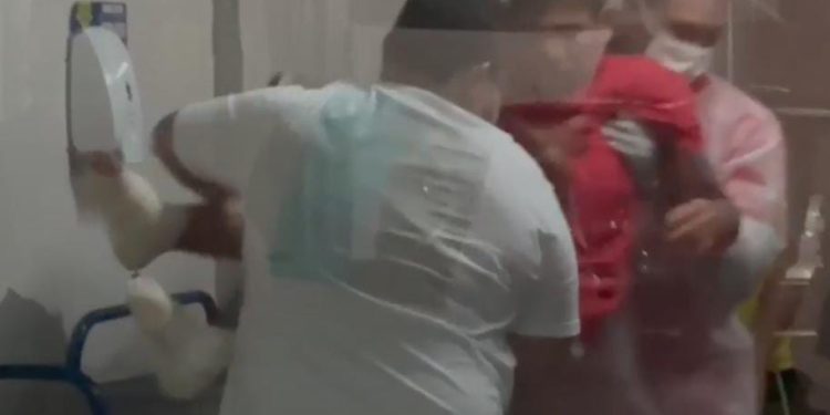 Homem leva tiros no pés, mas jura pra PM que não sabe o motivo